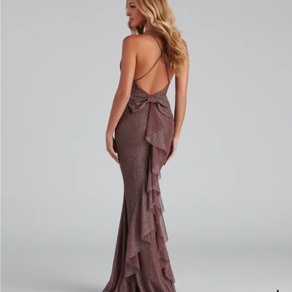 Wore once for a party im not going to reuse. - Picture 1 of 3